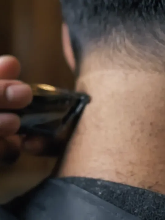 A clean neckline with clippers