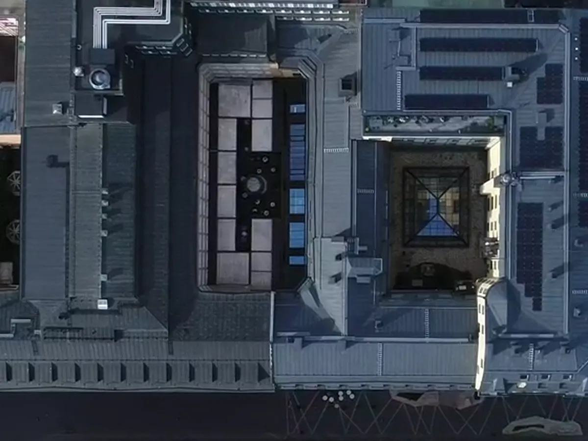 Close aerial view of the new flat roof and its courtyard